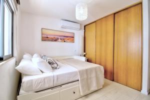 Center location, AC, swimming pool, and parking