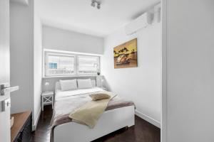 23rd Floor 3BR Apt with Views of Warsaw