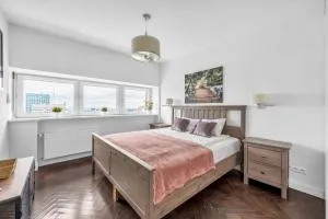 23rd Floor 3BR Apt with Views of Warsaw - Варшава
