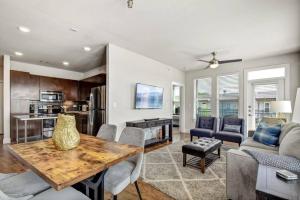 2BR Airy Getaway Near Downtown Pool Gym