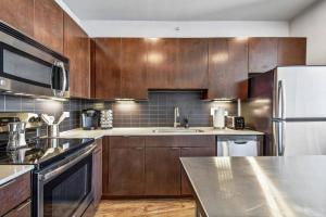 2BR Airy Getaway Near Downtown Pool Gym