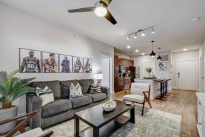 2BR Southtown Apartment FreeParking Wifi Pool Gym