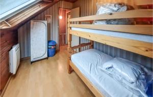 Maisons de vacances Amazing home in Plougoulm with 2 Bedrooms : photos des chambres