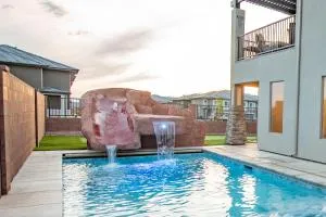 Spacious Oasis with Private Pool, Hot Tub and Putting Green - Leeds