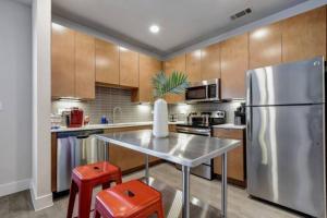 Luxurious Studio, Work from Home, Wifi, Riverwalk