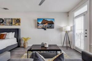 Luxurious Studio, Work from Home, Wifi, Riverwalk