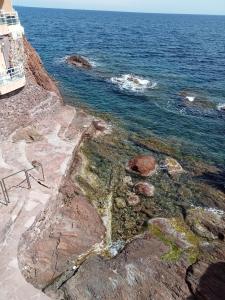 Studio calme vue mer pieds dans leau