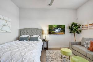 Elegant Modern Studio mins from Riverwalk