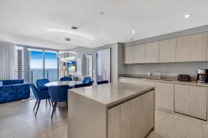 HYDE HOUSE - Luxury Waterfront 2BR 2BA Apartment Suite with direct ocean view, roof top pool, resort amenities