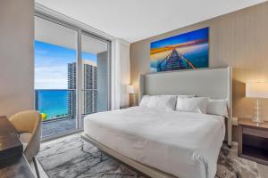 HYDE HOUSE - Luxury Waterfront 2BR 2BA Apartment Suite with direct ocean view, roof top pool, resort amenities