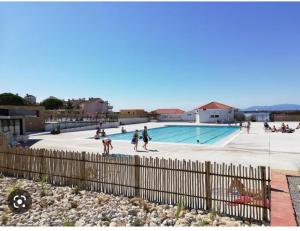 Appartements Appartement Insolite, vue sur le lac marin et le mont Canigou, les pieds dans l eau : photos des chambres