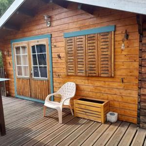 Campings Chalet en bois en pleine Nature 4 personnes 3 lits Aventure Bien etre et NAture Ferme Peyrot 64 : photos des chambres