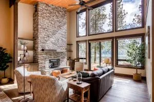 Leaning Pine Point at Half Round Bay - Saint Maries