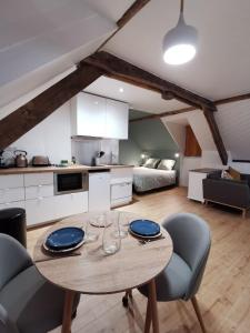 Les appartements du centre, refaits à neuf, climatisés, hyper centre, 50m à pieds des commerces, restaurants, parking gratuit