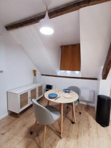 Les appartements du centre, refaits a neuf, climatises, hyper centre, 50m a pieds des commerces, restaurants, parking gratuit : photos des chambres