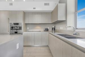 Hyde House - Luxury High Floor 2BR 2BA Apartment Suite with direct ocean view, roof top pool, resort amenities