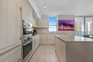 Hyde House - Luxury High Floor 2BR 2BA Apartment Suite with direct ocean view, roof top pool, resort amenities