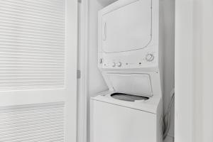 Hyde House - Luxury High Floor 2BR 2BA Apartment Suite with direct ocean view, roof top pool, resort amenities