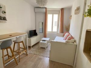 Studio ROMY les pieds dans leau 10 m de la mer