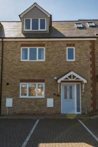 Beach Mews - Modern townhouse with patio and private parking