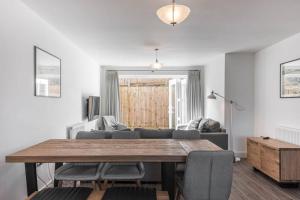 Beach Mews - Modern townhouse with patio and private parking