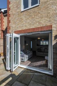 Beach Mews - Modern townhouse with patio and private parking