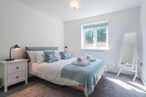 Beach Mews - Modern townhouse with patio and private parking