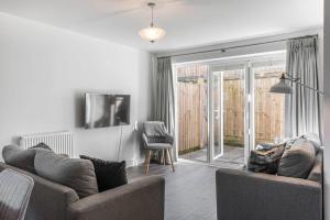 Beach Mews - Modern townhouse with patio and private parking