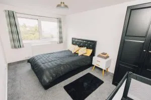 Luxe Spacious & Central 2Bed Luton Apartment - Free Parking - Free Wi-Fi - Near LTN Airport & L&D Hospital - Barton in the Clay