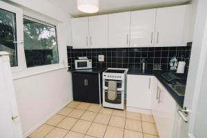 Cozy & Central Luton 2Bed Apartment - Free Parking - Free Fast Wi-Fi - Near Luton Airport - Sleeps 5