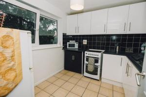 Cozy & Central Luton 2Bed Apartment - Free Parking - Free Fast Wi-Fi - Near Luton Airport - Sleeps 5