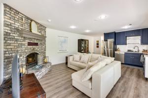 Waterfront Beaver Lake Apt with Deck