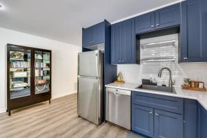 Waterfront Beaver Lake Apt with Deck