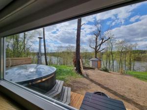 Domek nad jeziorem z jacuzzi