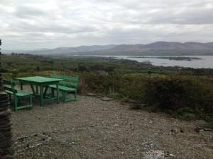 Charming Two Bedroom Cottage with Magnificent Sea Views. 10 minutes from Kenmare