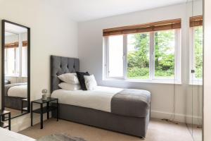 Bright 2BR Apartment - 2 Free Parking Spaces - Near LGW Airport