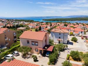 Apartments with a swimming pool Punat, Krk - 5378