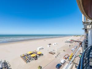 Apartment on Zeedijk with Stunning Sea View