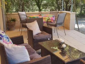 Maisons de vacances Tastefully furnished villa with terrace private swimming pool near of Lambesc : photos des chambres