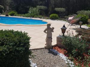 Maisons de vacances Tastefully furnished villa with terrace private swimming pool near of Lambesc : photos des chambres