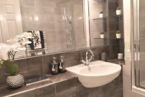 iStay Here Ltd - 1 Bed House with Wifi and Parking - An African Adventure