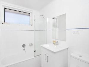 BOT01 - Balmoral Light and Airy Beach Apartment