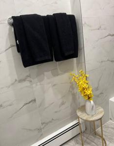 Sleek 1 Bedroom Apartment Plus Balcony 30 Mins to NYC