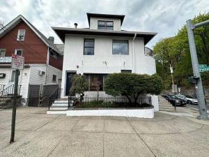 Sleek 1 Bedroom Apartment Plus Balcony 30 Mins to NYC