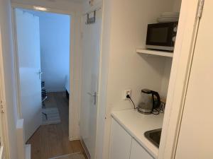 Tiny Houseboat B&B on the Amstel River