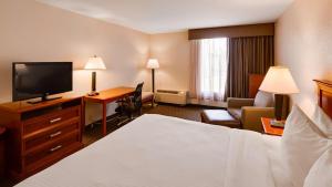 Queen Room with Bath Tub - Disability Access room in Best Western Tomah Hotel