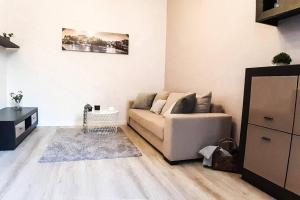 Rondo ONZ Metro, Krochmalna 32A Street