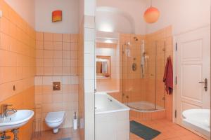 Stylish 3-Suites Apt by the Prague Castle - N2