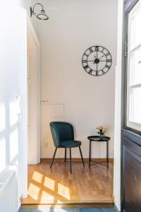Stylish 3-Suites Apt by the Prague Castle - N2