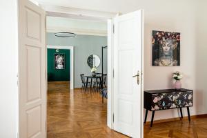 Stylish 3-Suites Apt by the Prague Castle - N2